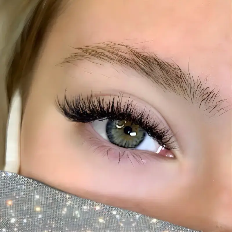 Hybrid Lashes vs. Volume Lashes: A Comprehensive Guide